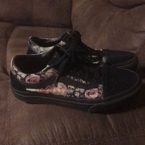 Vans shoes  rose on the side. No pet of smoke